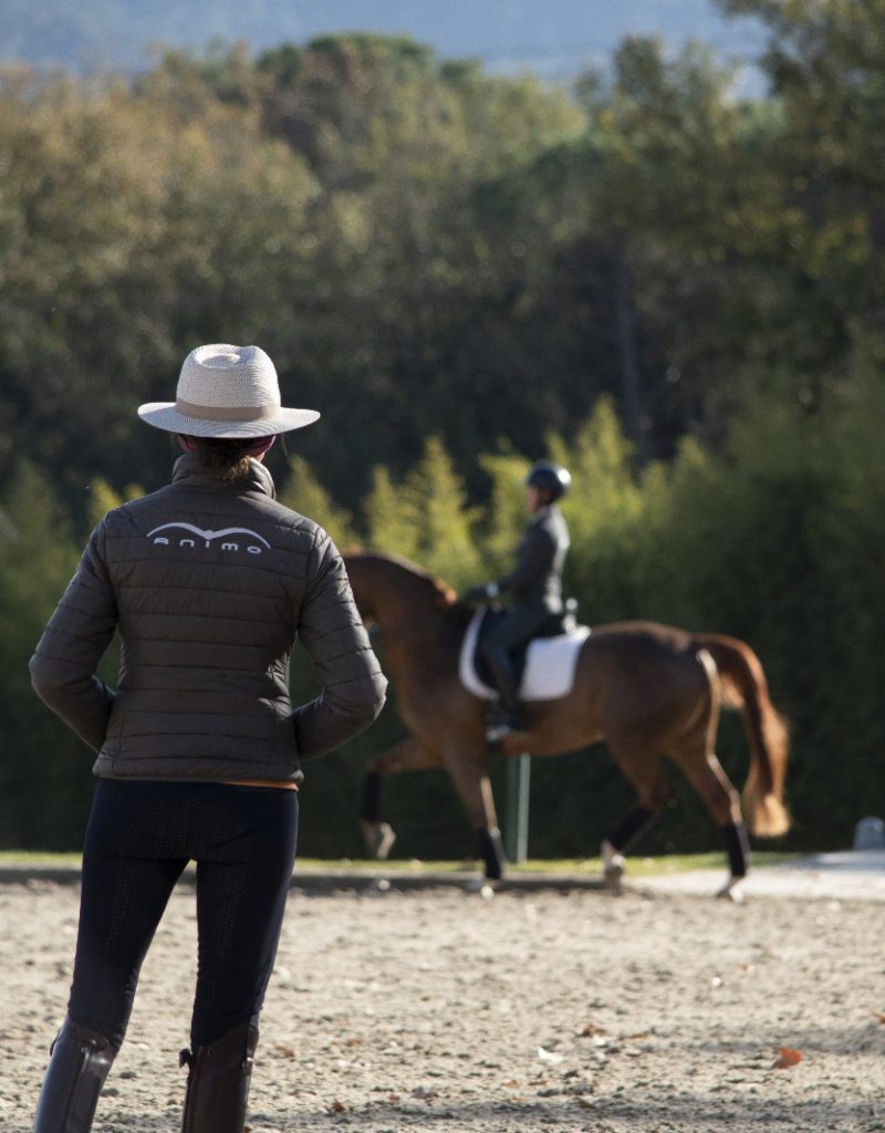 Beatriz Ferrer-Salat entrenando a un alumno en Villa Equus.