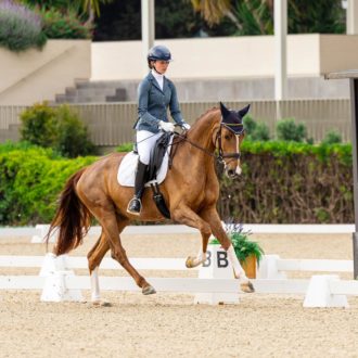 Júlia Álvarez montando a Francesca Bridgerton